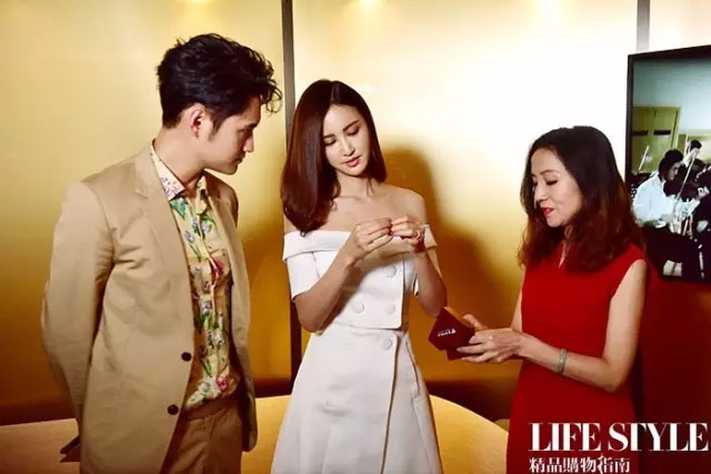 金伯利鉆石集團副總裁、首席設計師朱文俊女士代表公司向袁弘張歆藝夫婦贈送“愛的禮物”